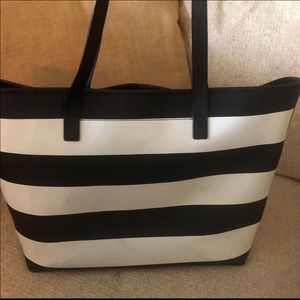 Kate spade purse like new xl size black and white